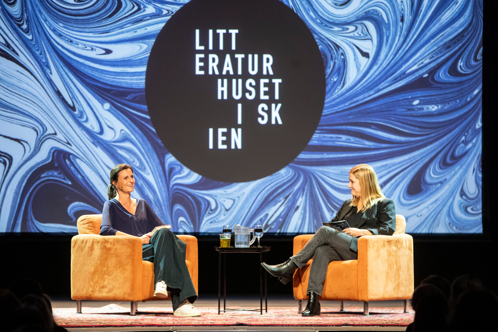 Helga Flatland i samtale med daglig leder Anita Vestervik.