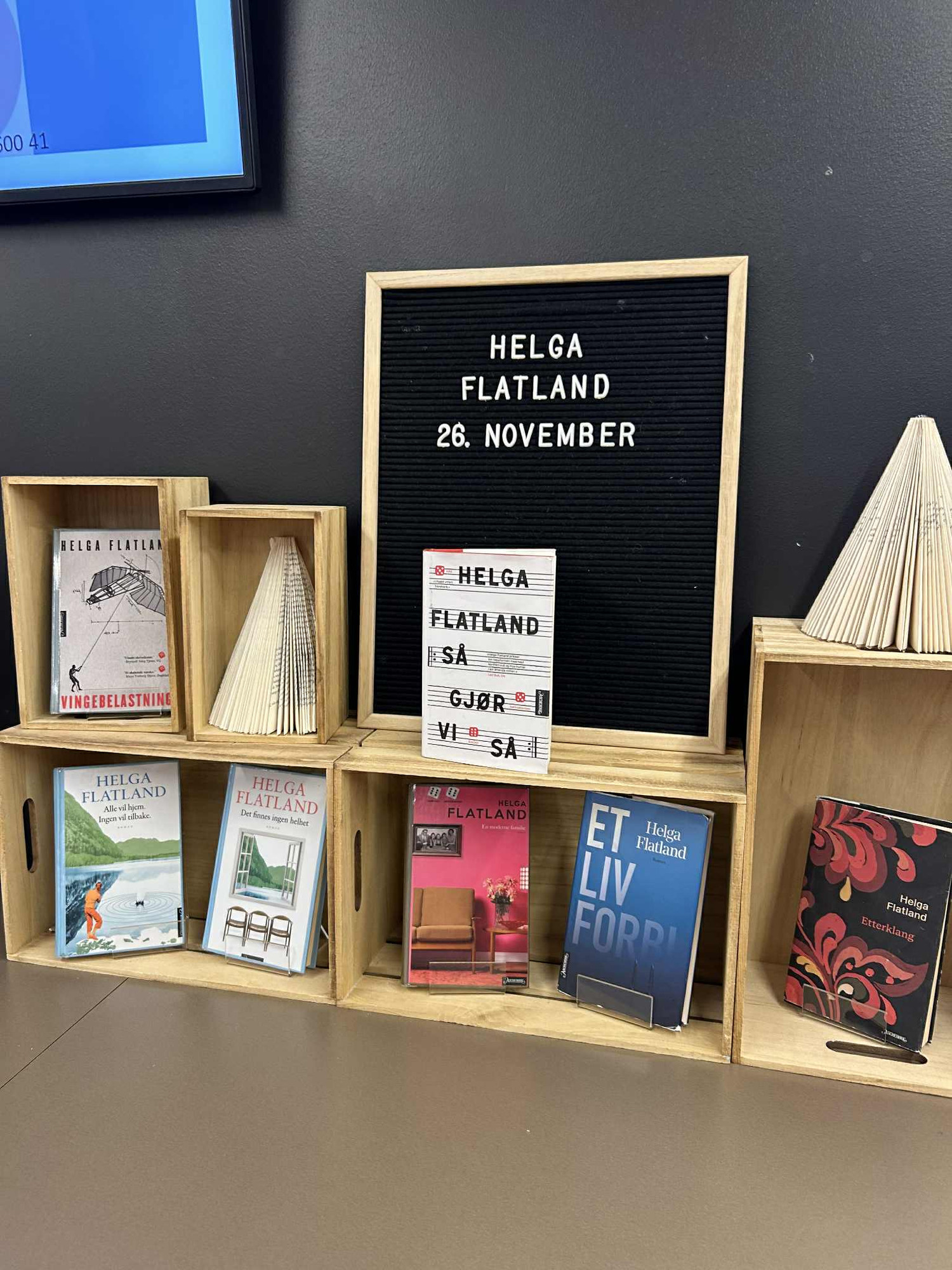 Skolebiblioteket på Skien videregående sin utstilling av Helga Flatlands bøker.